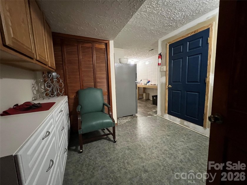 Looking for a big home with lots of space and storage? Here it - photo 43