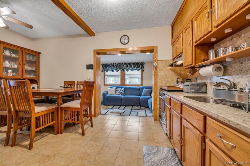 Brick detached 2-family home featuring a spacious 5-room - photo 4