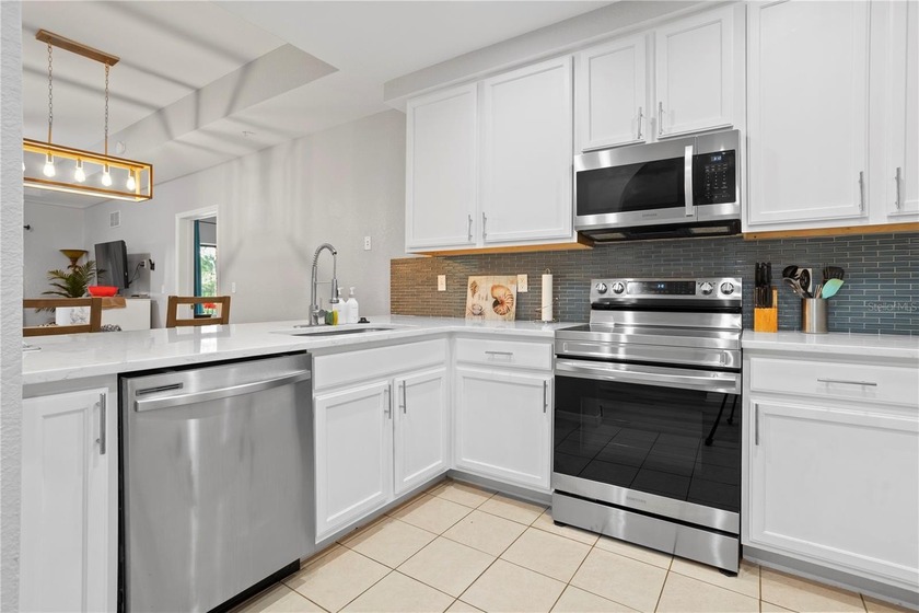 Under contract-accepting backup offers. Welcome to this - photo 6