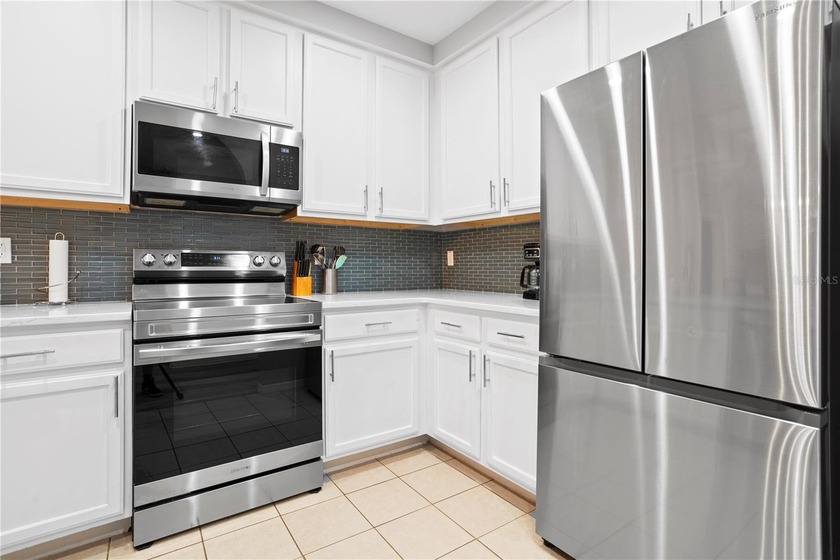 Under contract-accepting backup offers. Welcome to this - photo 7