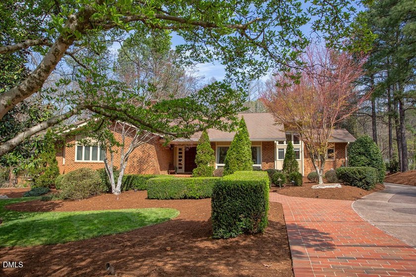 Sprawling, light-filled ranch with a full walk-out basement in - photo 2