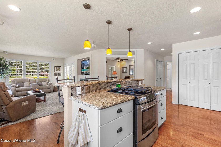 True single level living in this lovely zero-entry home in the - photo 13