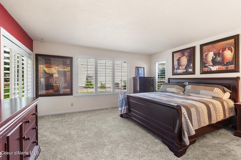 True single level living in this lovely zero-entry home in the - photo 16