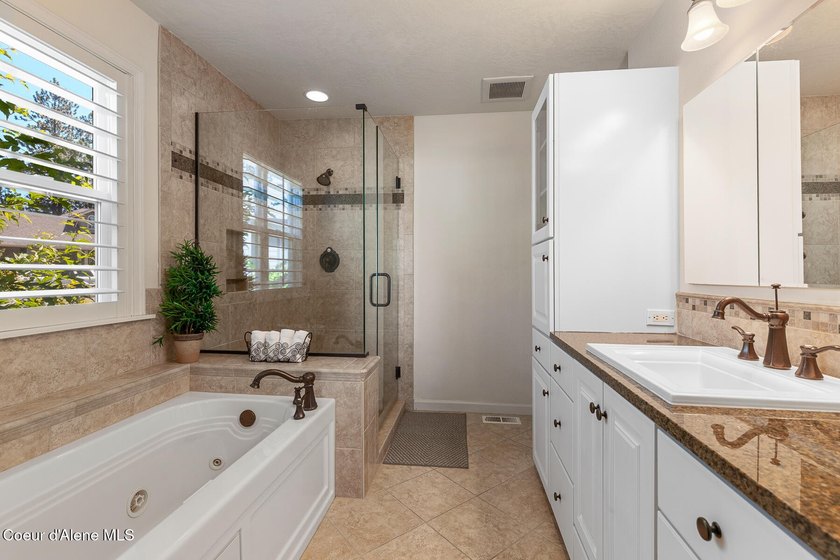 True single level living in this lovely zero-entry home in the - photo 18