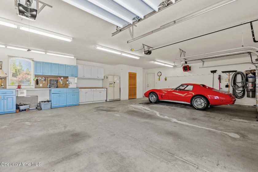 True single level living in this lovely zero-entry home in the - photo 23