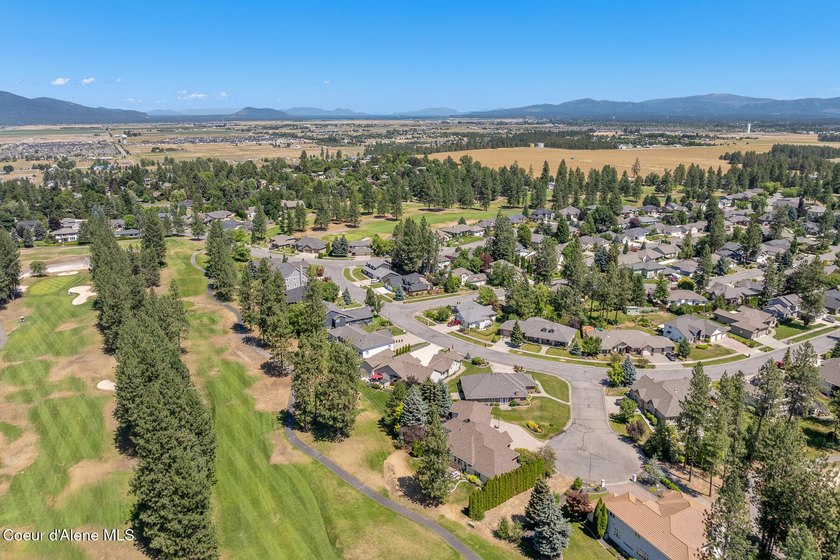 True single level living in this lovely zero-entry home in the - photo 32