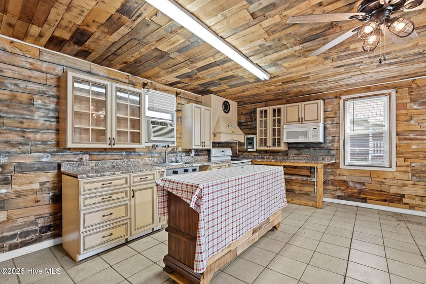 Enjoy the freedom of country living with this 3 bedroom, 2 bath - photo 38