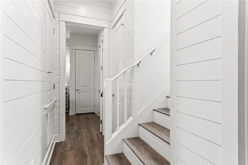 Welcome to effortless coastal living in this beautifully - photo 5