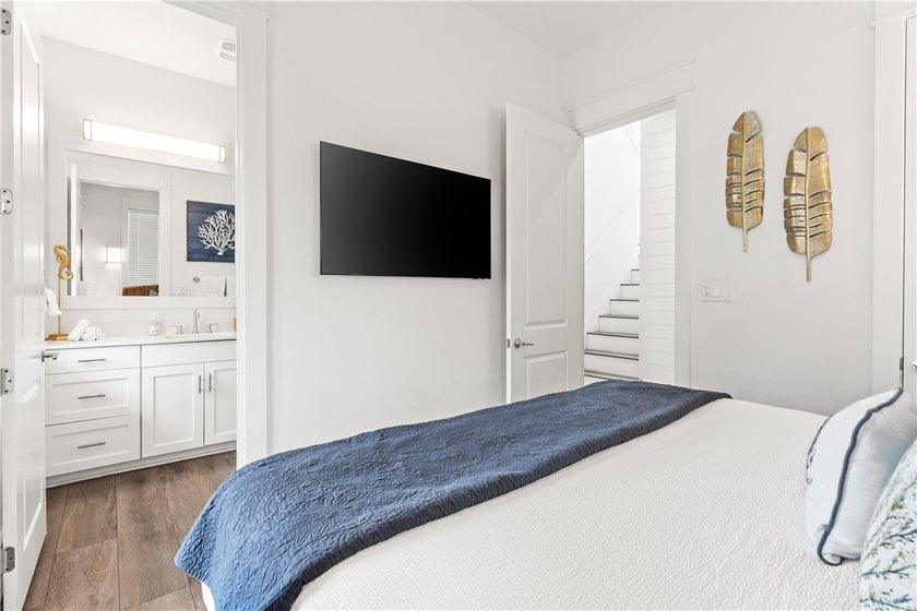 Welcome to effortless coastal living in this beautifully - photo 7