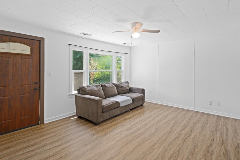 A great opportunity to own an affordable home in a competitive - photo 3