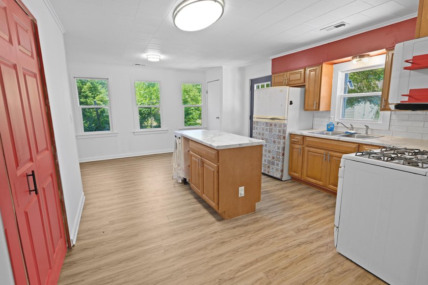 A great opportunity to own an affordable home in a competitive - photo 6