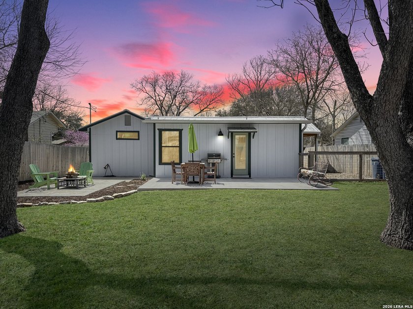 This stylish cottage, centrally located in the heart of town - photo 2