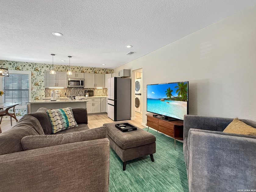 This stylish cottage, centrally located in the heart of town - photo 3