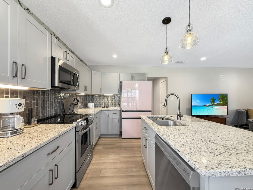 This stylish cottage, centrally located in the heart of town - photo 6