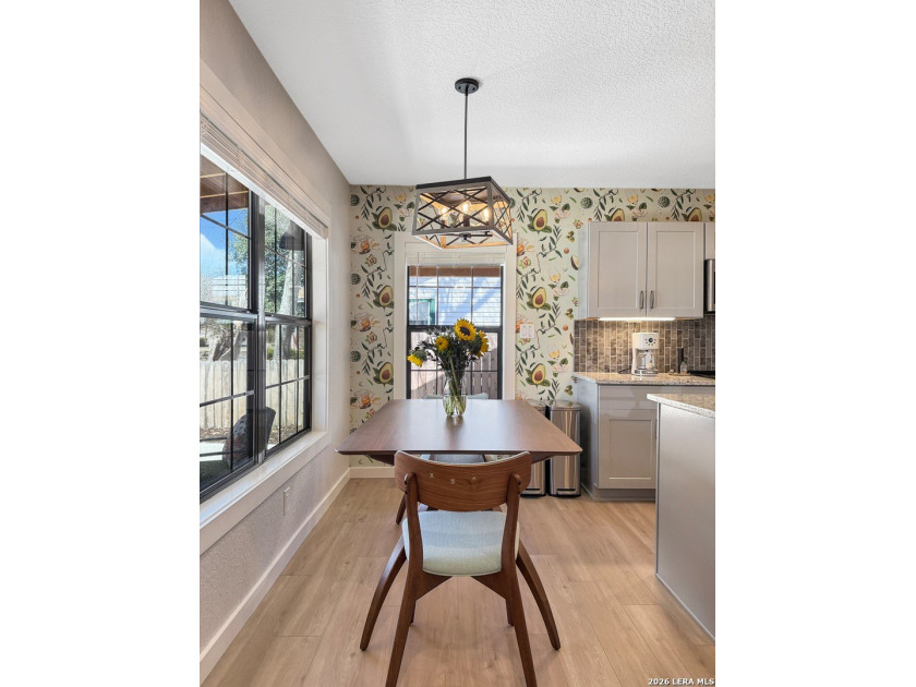 This stylish cottage, centrally located in the heart of town - photo 7