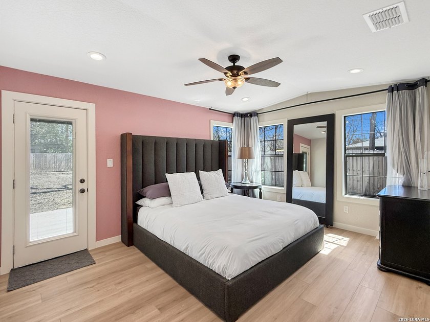 This stylish cottage, centrally located in the heart of town - photo 9