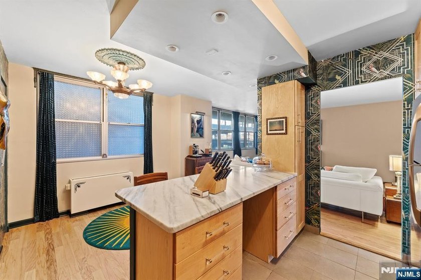 This fully renovated 1,100 sq ft Riviera Towers 1-bedroom - photo 14