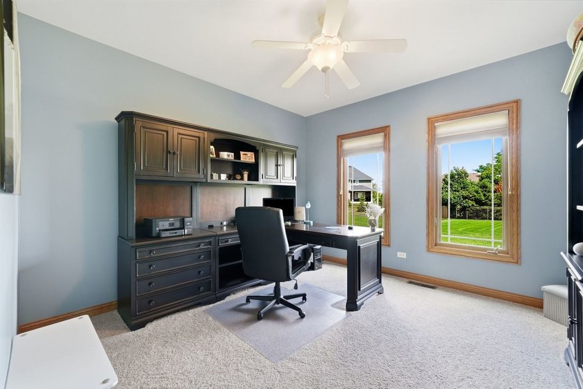 Welcome to your half-acre Sunset Lakes oasis! This custom-built - photo 16