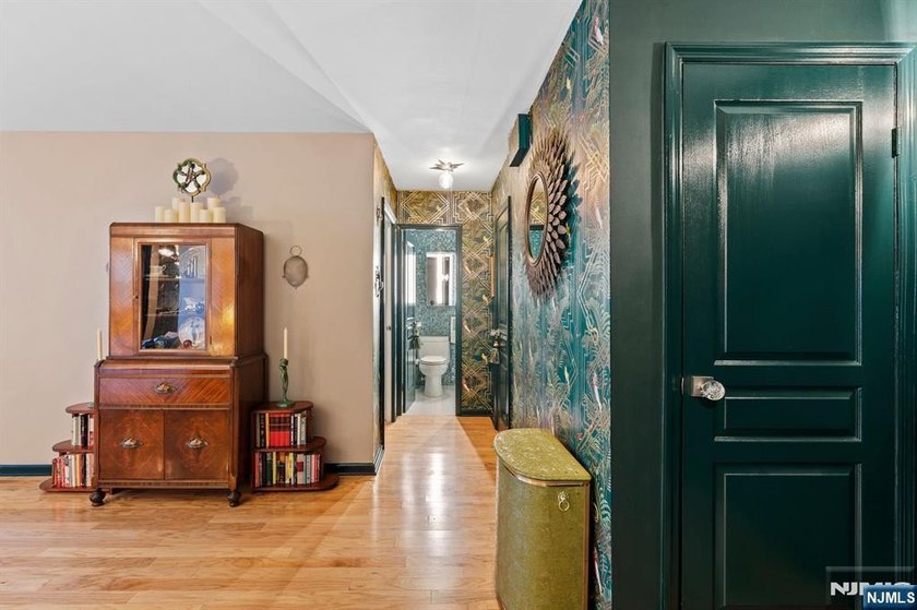 This fully renovated 1,100 sq ft Riviera Towers 1-bedroom - photo 17