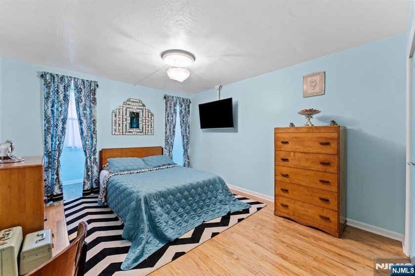 This fully renovated 1,100 sq ft Riviera Towers 1-bedroom - photo 18
