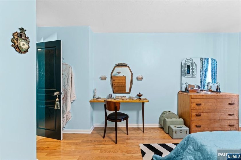 This fully renovated 1,100 sq ft Riviera Towers 1-bedroom - photo 20