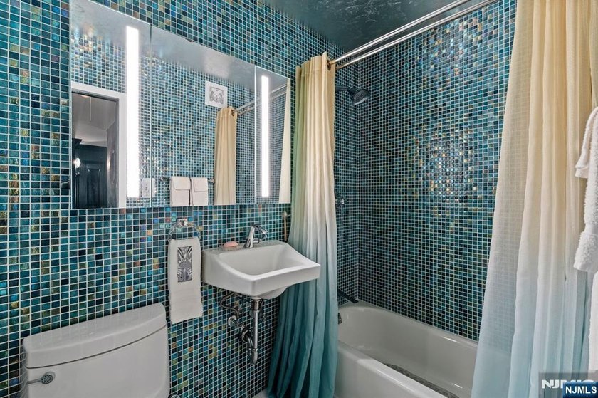 This fully renovated 1,100 sq ft Riviera Towers 1-bedroom - photo 21