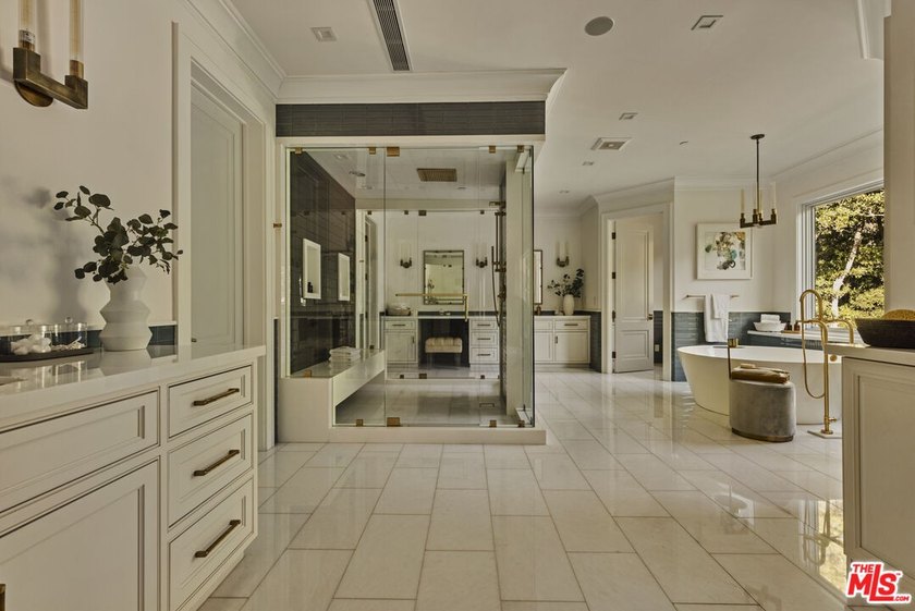 Located in Brentwood's prestigious Grove Estates, this nearly 14 - photo 14