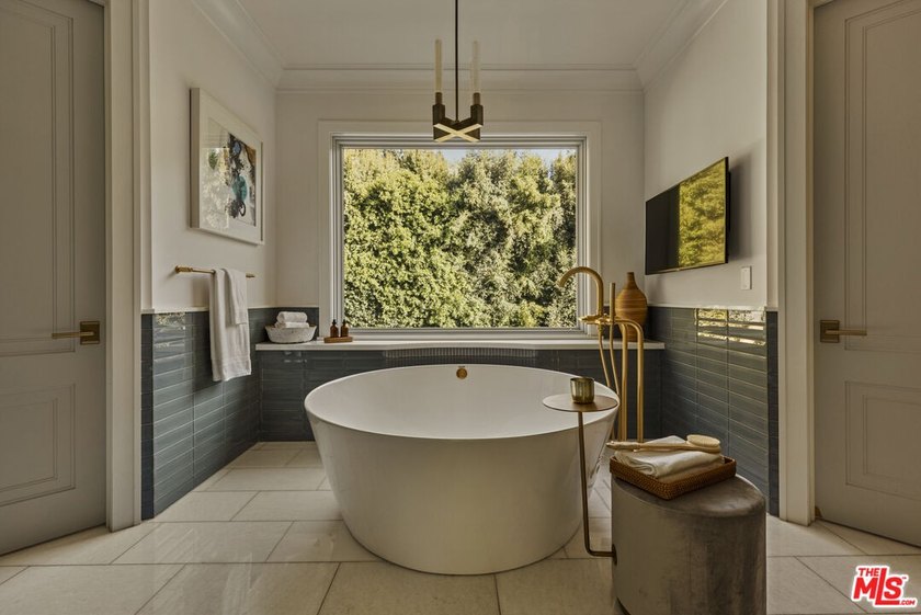 Located in Brentwood's prestigious Grove Estates, this nearly 14 - photo 16