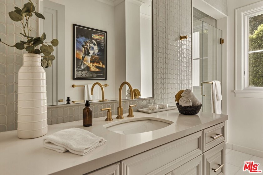Located in Brentwood's prestigious Grove Estates, this nearly 14 - photo 21