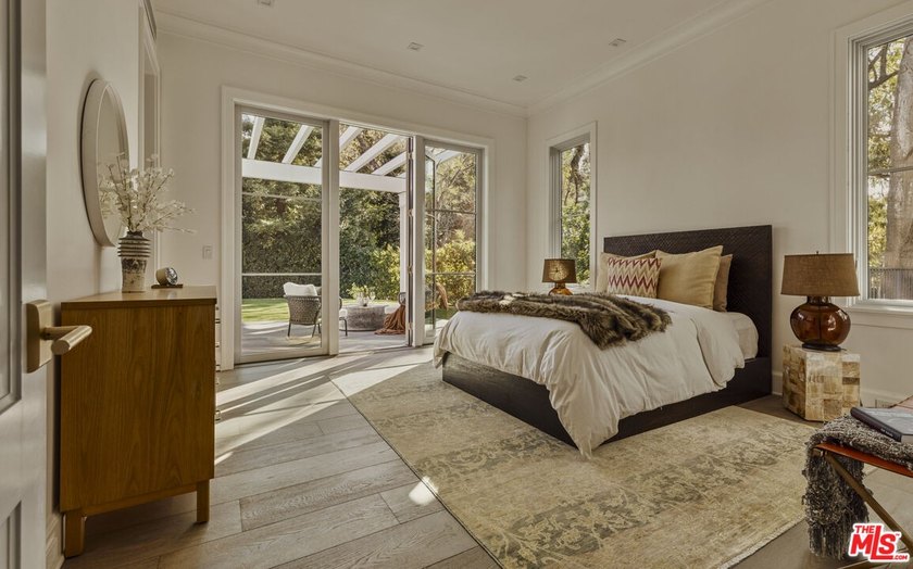 Located in Brentwood's prestigious Grove Estates, this nearly 14 - photo 22