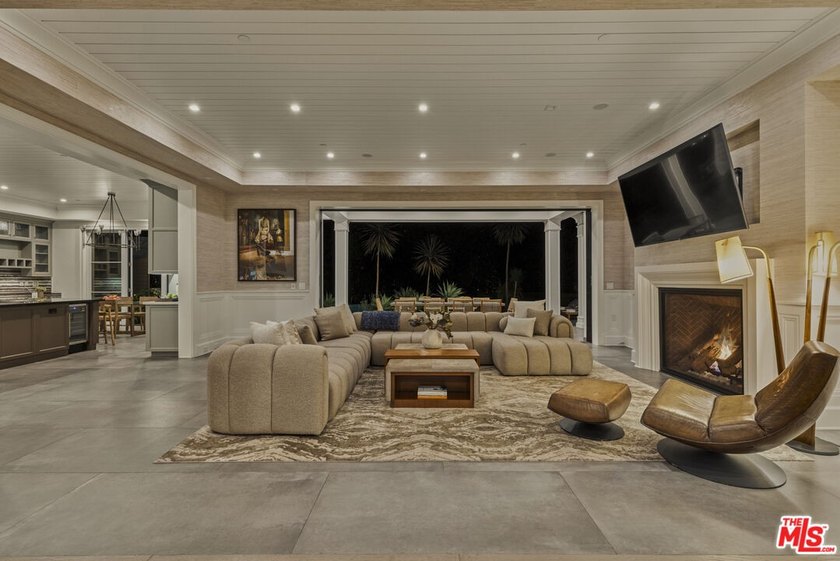 Located in Brentwood's prestigious Grove Estates, this nearly 14 - photo 26