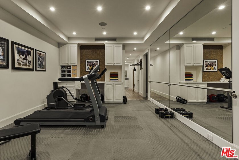 Located in Brentwood's prestigious Grove Estates, this nearly 14 - photo 31