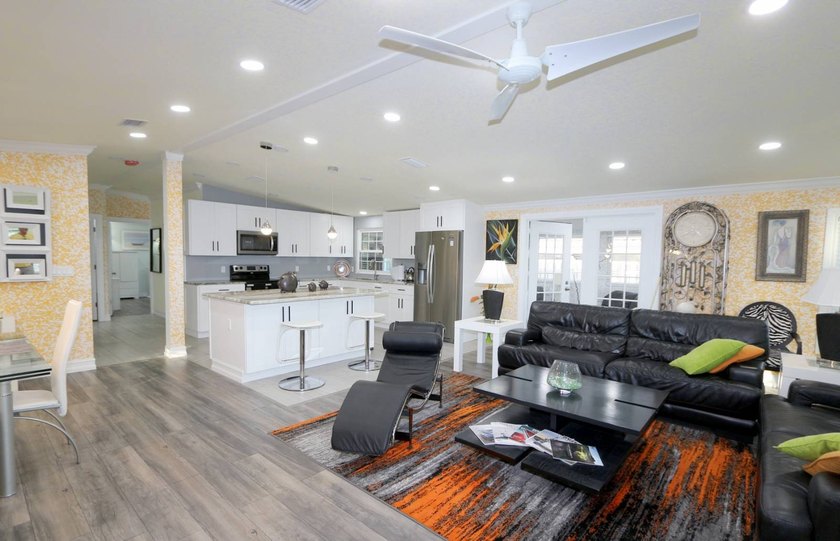 Stunning Key West-Inspired Gem in Sarasota's Premier 55+ Resort - photo 11