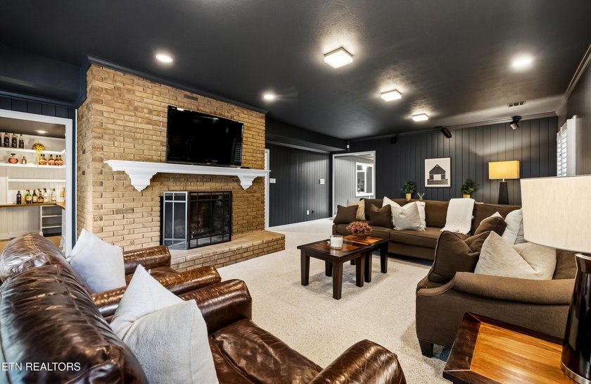 A Riverbend gem! This relaxed and inviting home sits on two lots - photo 35