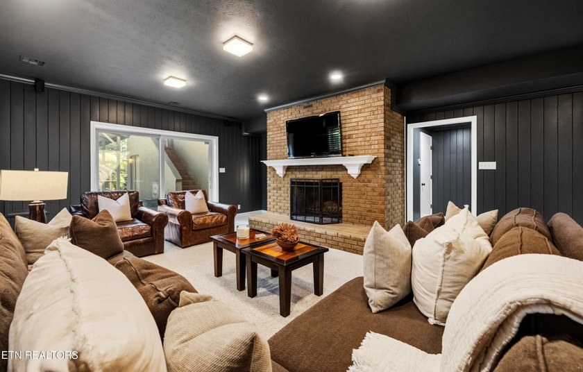 A Riverbend gem! This relaxed and inviting home sits on two lots - photo 36