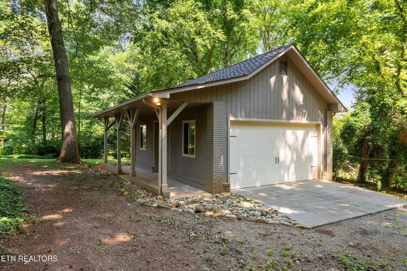 A Riverbend gem! This relaxed and inviting home sits on two lots - photo 46