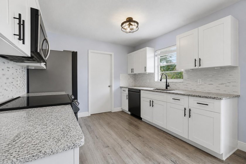 Welcome home to this charming three bedroom, two bathroom single - photo 11