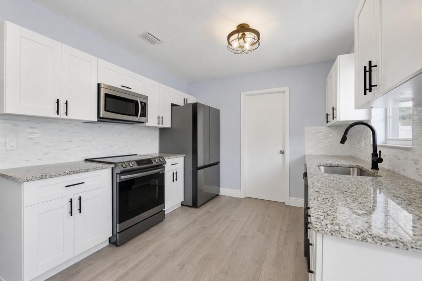 Welcome home to this charming three bedroom, two bathroom single - photo 12