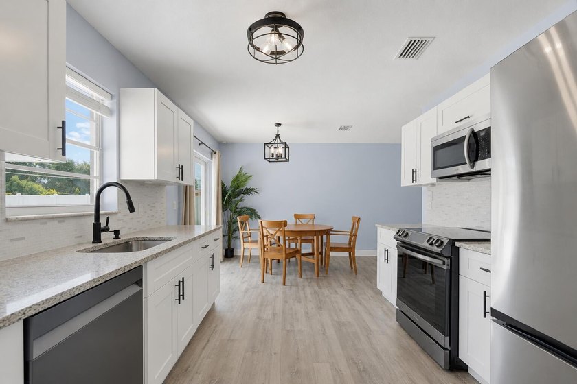 Welcome home to this charming three bedroom, two bathroom single - photo 13