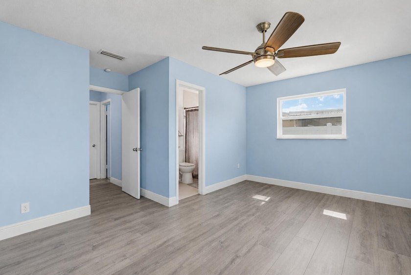 Welcome home to this charming three bedroom, two bathroom single - photo 16