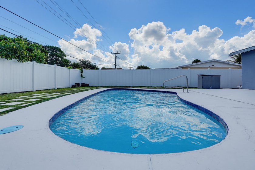 Welcome home to this charming three bedroom, two bathroom single - photo 25