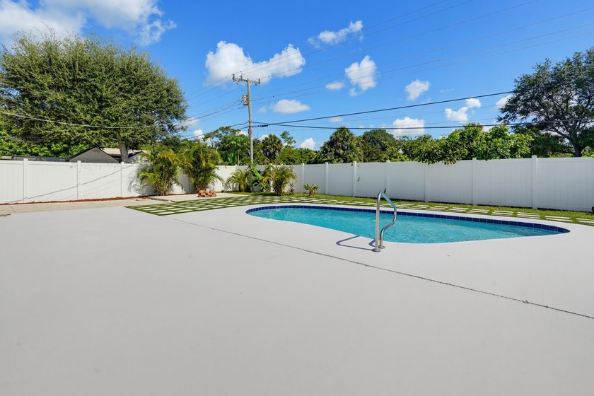 Welcome home to this charming three bedroom, two bathroom single - photo 26
