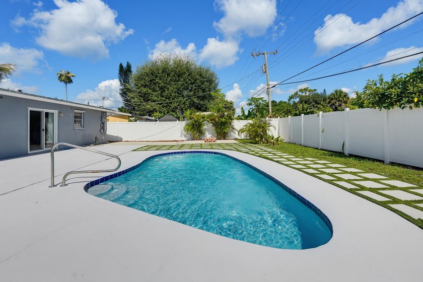 Welcome home to this charming three bedroom, two bathroom single - photo 27