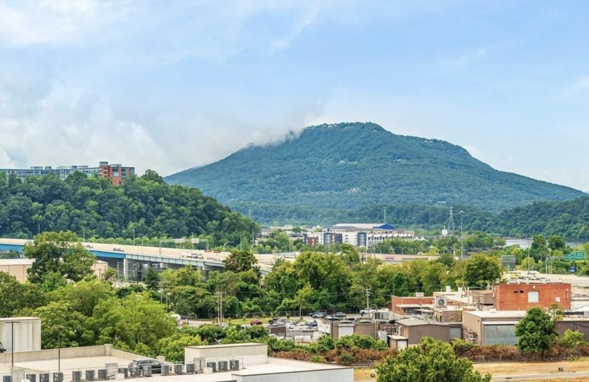 Right in the heart of Northshore, this one is a must see! - photo 32
