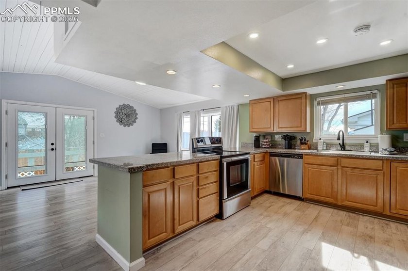 LOCATION - VIEWS - ONE-LEVEL LIVING 3600 TOTAL SQUARE FEET PLUS - photo 5
