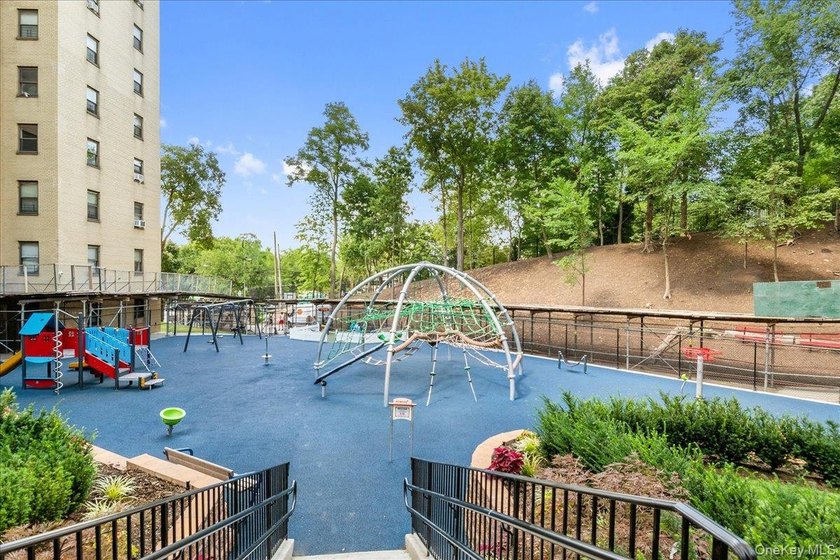 A Hidden Gem in Fordham Hill Oval - Spacious 2BR with Stunning - photo 14