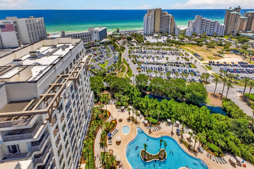 Perched on the 19th-floor penthouse level, this exceptional Luau - photo 17