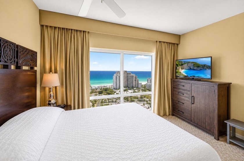 Perched on the 19th-floor penthouse level, this exceptional Luau - photo 19
