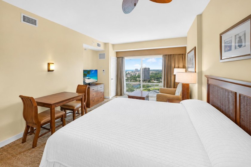 Perched on the 19th-floor penthouse level, this exceptional Luau - photo 29