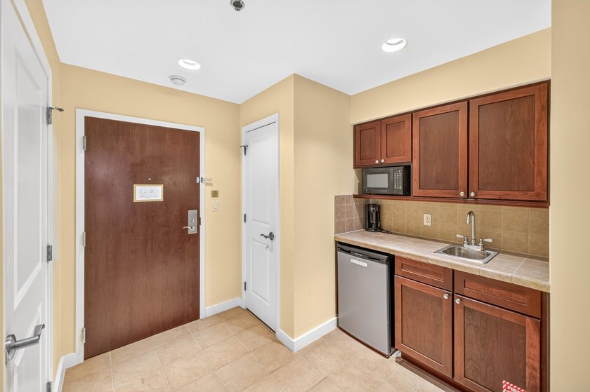 Perched on the 19th-floor penthouse level, this exceptional Luau - photo 35